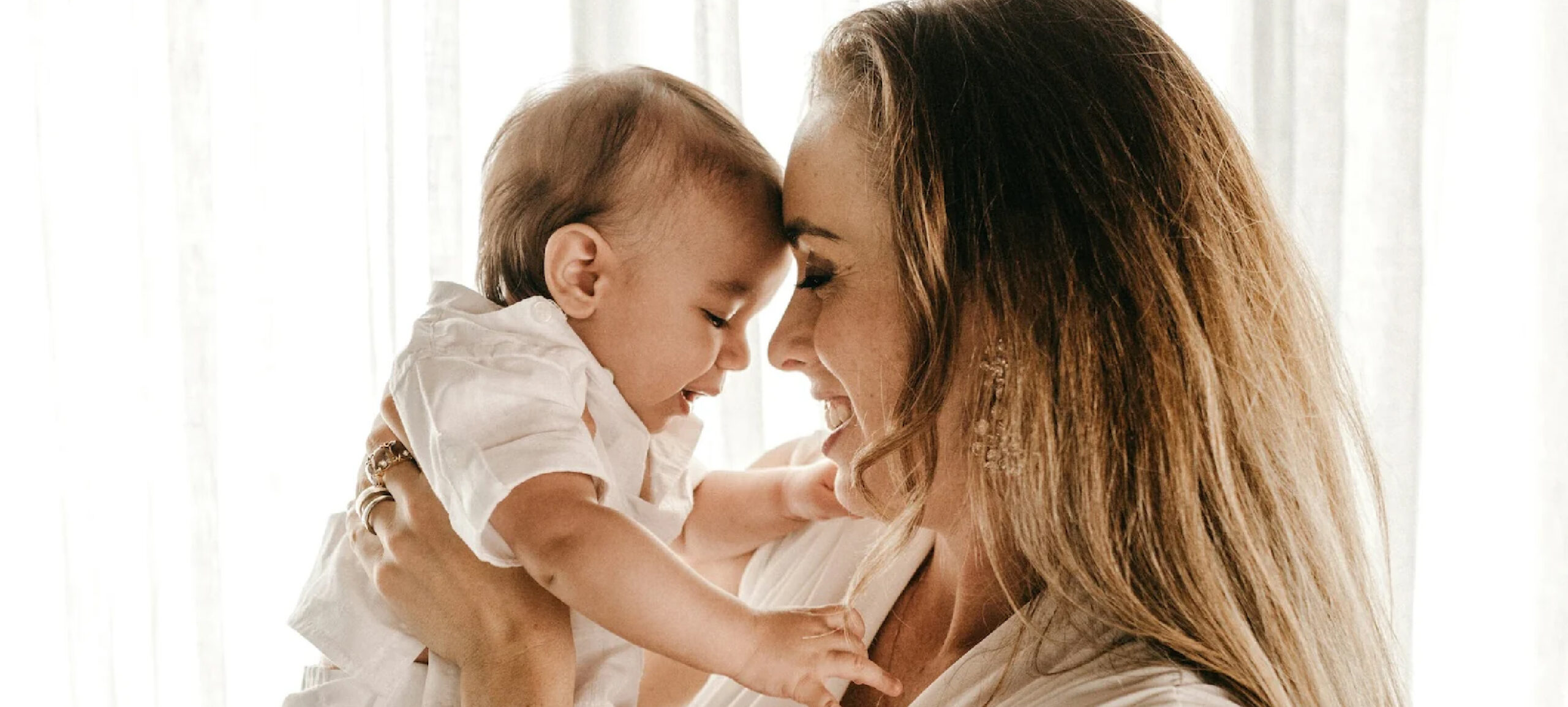 Perte de cheveux post-partum : Comprendre et traiter ce phénomène